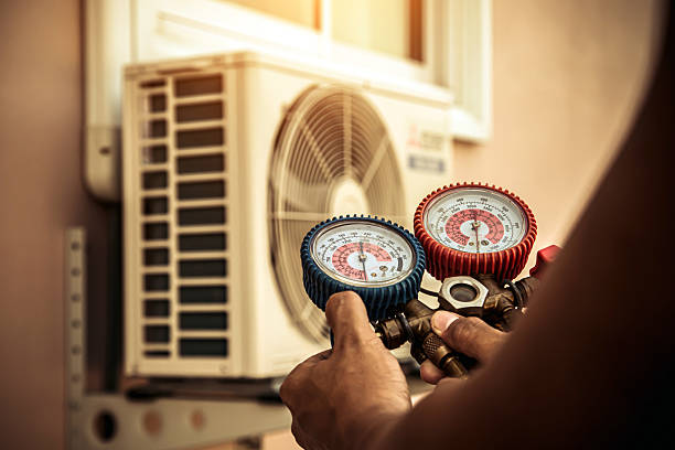 Professional Hvac technician working in Saltillo, TX